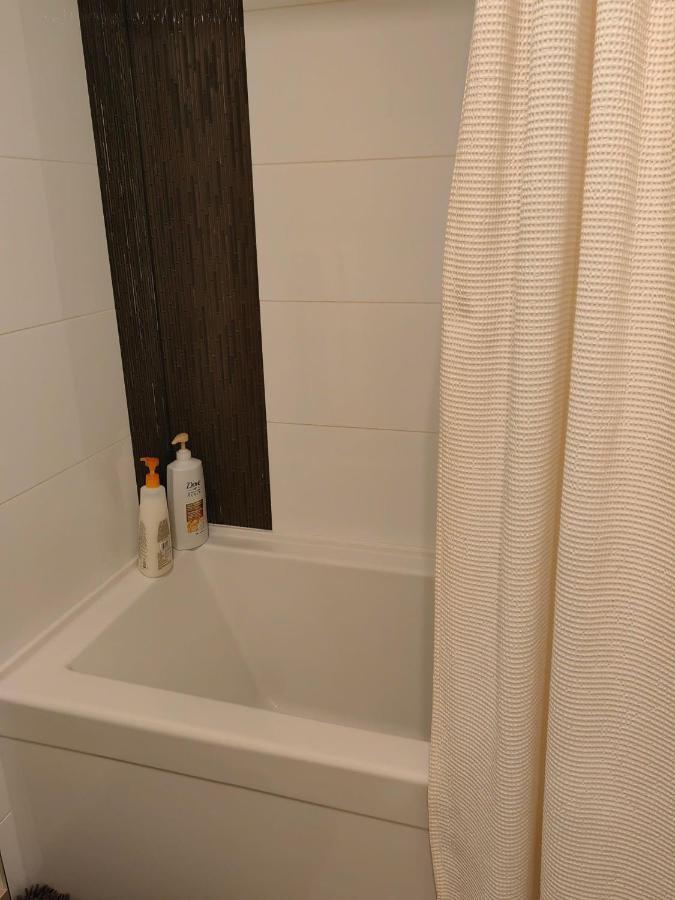 ויקטוריה Lovely 1 Bedroom Condo מראה חיצוני תמונה